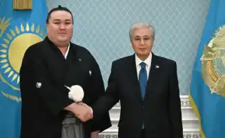 Президент Казахстана Токаев встречается с успешным казахстанским борцом сумо Ерсином Балтагулом, покорившим Японию