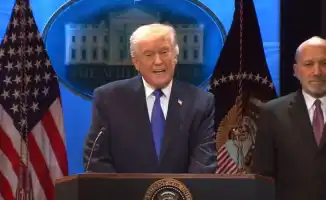 Президент США Дональд Трамп подписал указ о введении дополнительной пошлины в размере 10 процентов на товары из всех стран. Это решение было озвучено в его социальной сети, однако реакция на данное событие в тексте не указана.