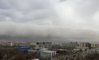 Сильный ветер в Алматы приносит необычные облака: жители делятся кадрами в соцсетях
