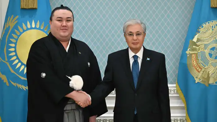 Президент Казахстана Токаев встречается с успешным казахстанским борцом сумо Ерсином Балтагулом, покорившим Японию Атырау