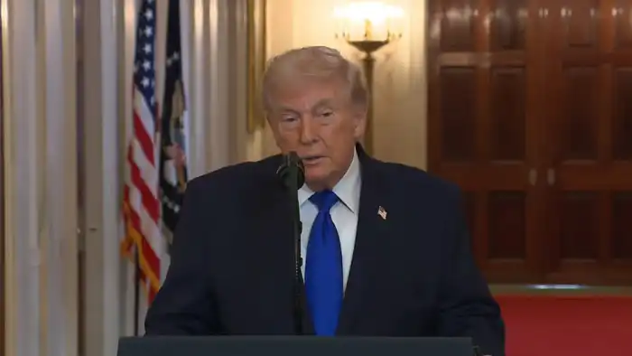 Президент США Дональд Трамп заявил о намерении продолжать вводить пошлины, несмотря на решения Верховного суда, угрожая странам, которые попытаются воспользоваться этим решением. Атырау
