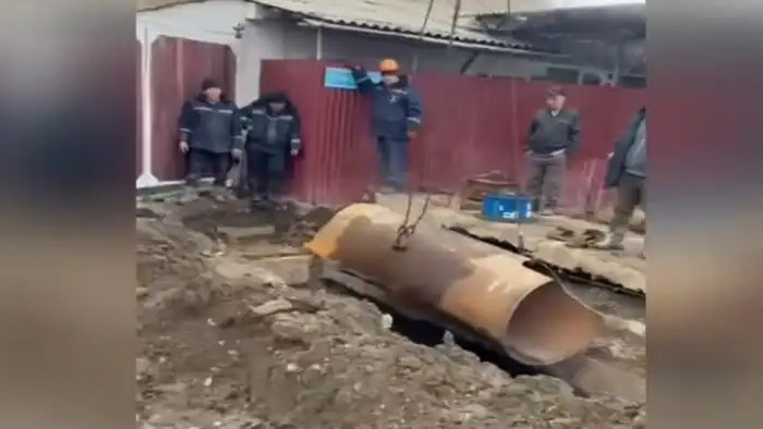 Четыре человека пострадали от ожогов в результате прорыва теплотрассы в Алматы, затопившего частный сектор Атырау