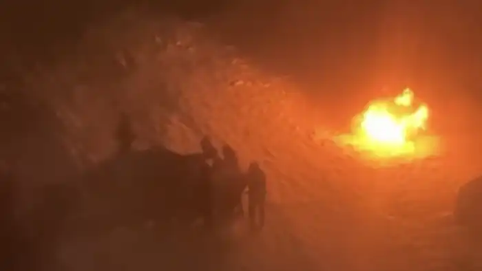 В Астане ночью загорелся легковой автомобиль: видео с места происшествия Атырау