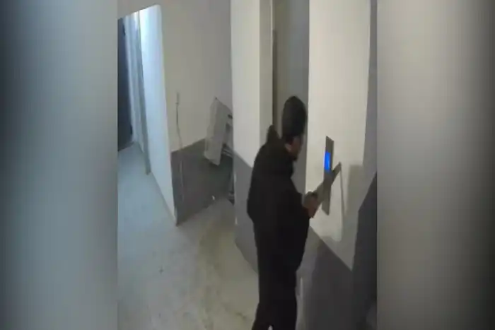 В Береке разгулялся 'лесной дух': мужчина с пилой напугал соседей, но силовики быстро усмирили его Атырау