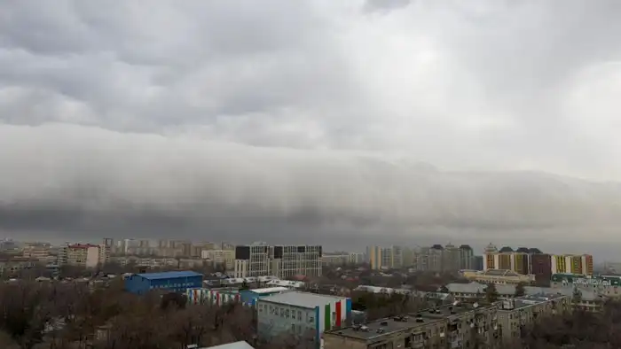 Сильный ветер в Алматы приносит необычные облака: жители делятся кадрами в соцсетях Атырау