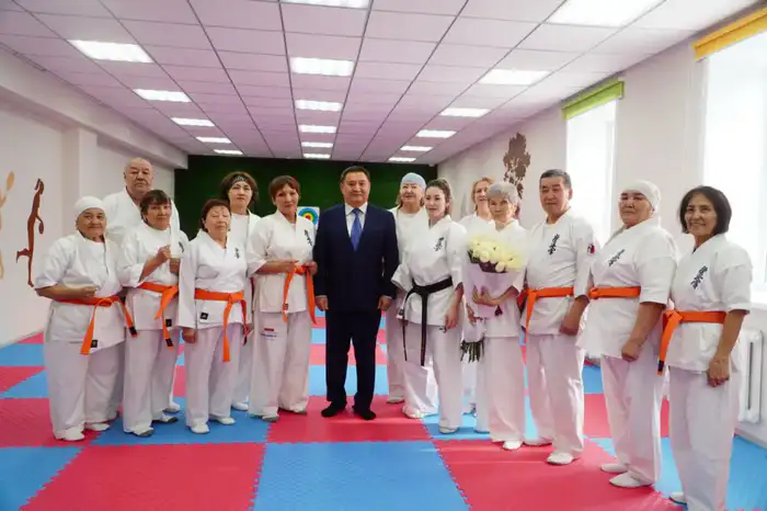 Аким Акмолинской области поздравил активистку Александру Каримжанову с юбилеем в Центре активного долголетия Атырау