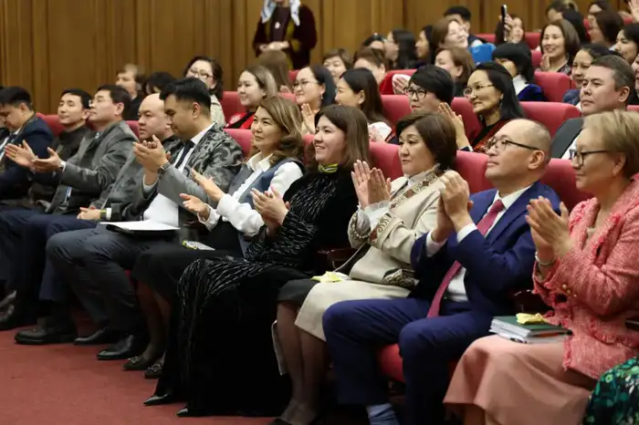 Сегодня в Министерстве просвещения стоя чествовали подвиг учителя Марии Бедриной (5)