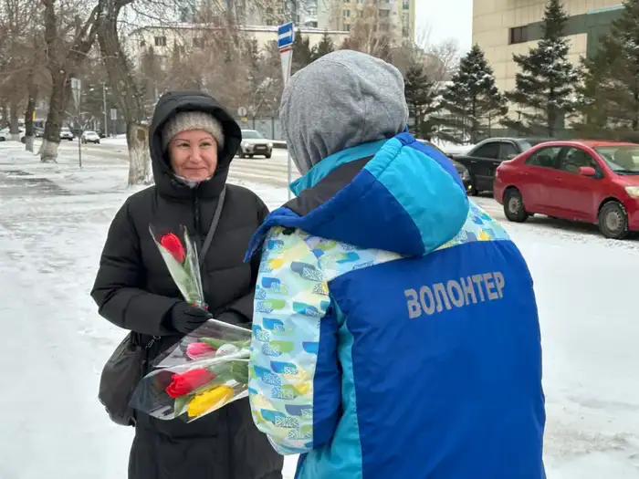 Волонтеры раздают тюльпаны женщинам в Астане на Международный женский день Атырау