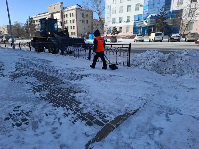 В Астане продолжается уборка снега: более 1700 единиц спецтехники и 3000 рабочих задействованы с начала зимы Атырау