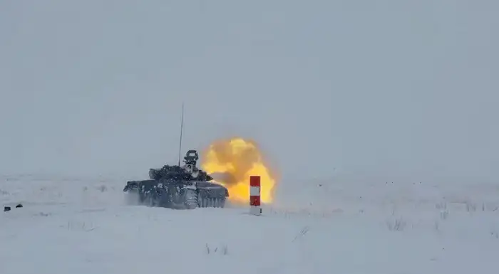 Танкисты отработали задачи по поражению целей в боевых условиях (5)