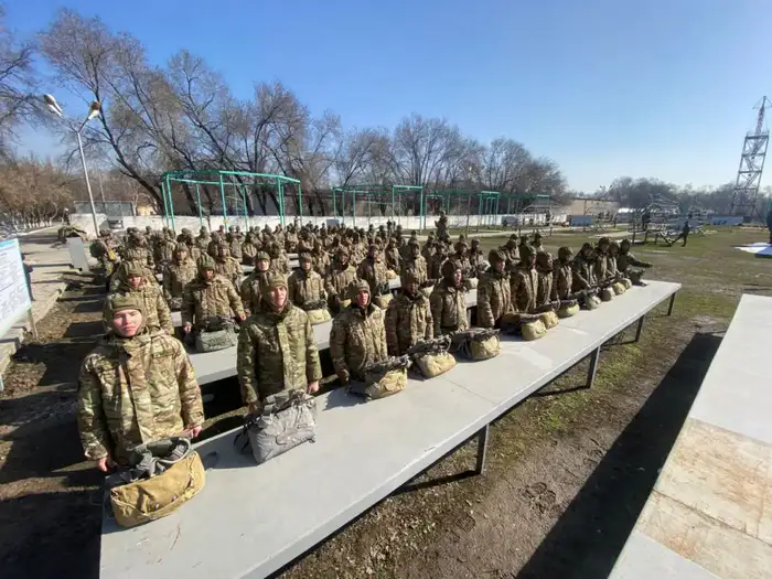 Курсанты военного института впервые выполнили учебные прыжки с парашютом (9)