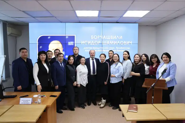 Гостевая лекция профессора Исидора Борчашвили: обсуждение влияния обстоятельств на восприятие преступлений и участие студентов в дискуссии о новой Конституции Атырау