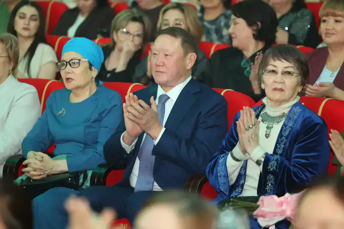 Международный день женщин: поздравления и достижения казахстанских женщин на праздничном концерте Атырау