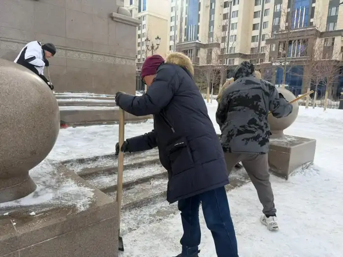 Чистота как дань уважения: уборка у монумента «Қазақ еліне мың алғыс» в Астане Атырау