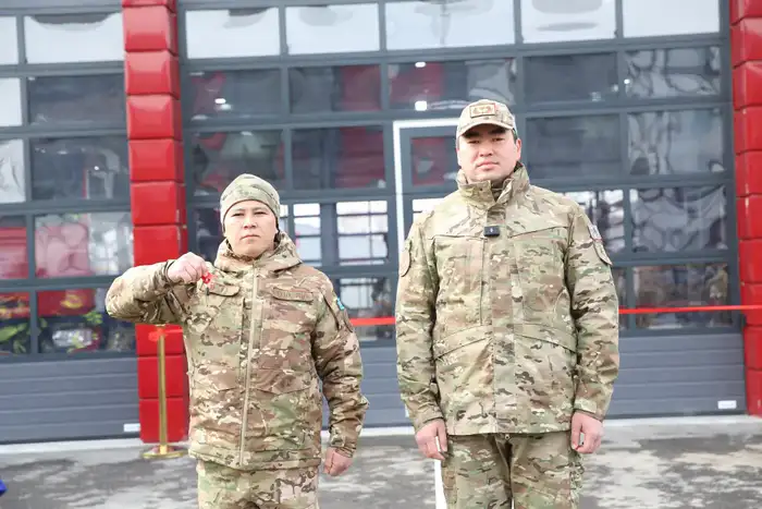 Новые апартаменты для спасателей: в Алматы вручили ключи сотрудникам МЧС (3)