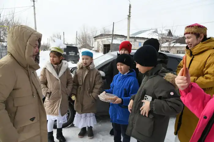 Столичные школьники навестили тружеников тыла и заслуженных педагогов в день Көрісу Атырау