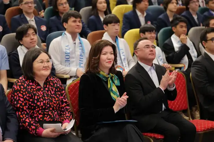 Министр просвещения Жулдыз Сулейменова наградила победителей республиканской олимпиады (4)