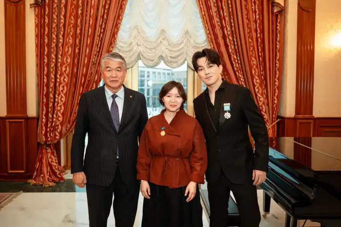 Димаш Кудайберген и Самал Еслямова удостоены наград ТЮРКСОЙ (3)