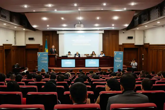 В Министерстве культуры и информации РК состоялась встреча с членами Общенациональной коалиции по разъяснению проекта новой Конституции (6)