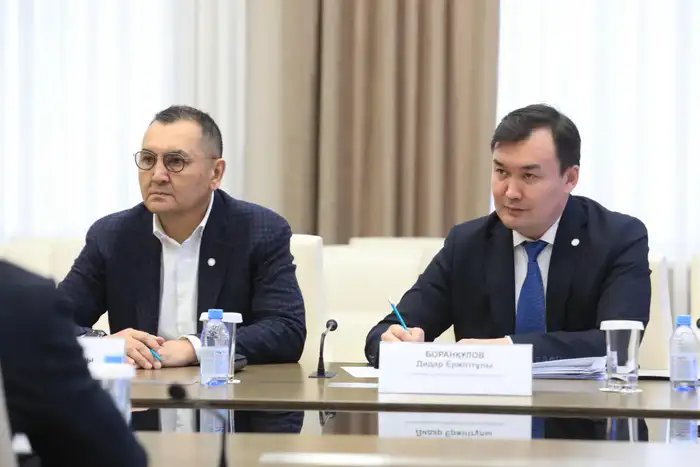 Аким области Асхат Шахаров встретился с председателем Президиума НПП «Атамекен» Канатом Шарлапаевым (5)