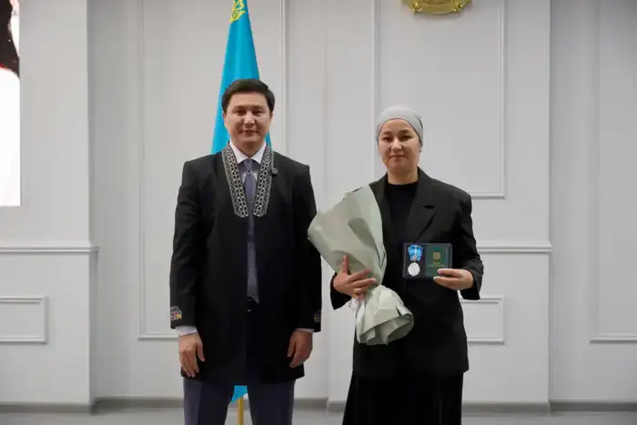 В Астане многодетным матерям вручили подвески «Алтын алқа» и «Күміс алқа» (6)
