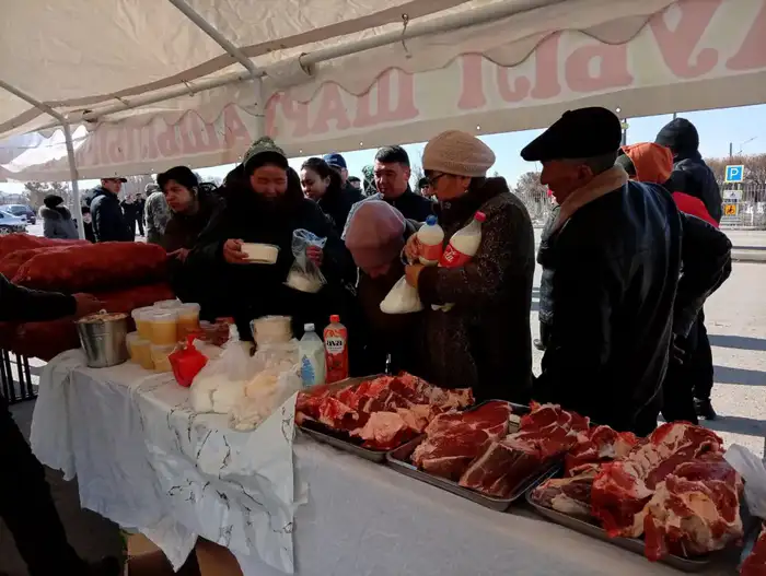 Ярмарка сельскохозяйственной продукции в Кегене: поддержка местных фермеров в день референдума Атырау