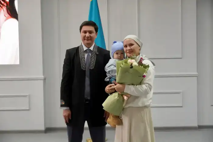 В Астане многодетным матерям вручили подвески «Алтын алқа» и «Күміс алқа» (5)