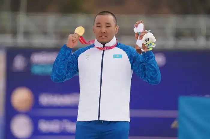 Министр туризма и спорта РК Ербол Мырзабосынов поздравил чемпиона Паралимпиады Ербола Хамитова Атырау