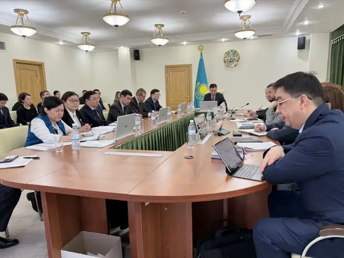 В Минтруда рассмотрели вопросы подушевого финансирования спецсоцуслуг, унификации социальной помощи и безопасности труда Атырау