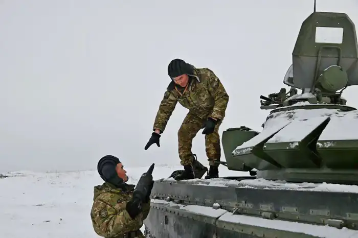 Боевые тренировки танкистов на учебно-тренировочном полигоне Усть-Каменогорского гарнизона Атырау