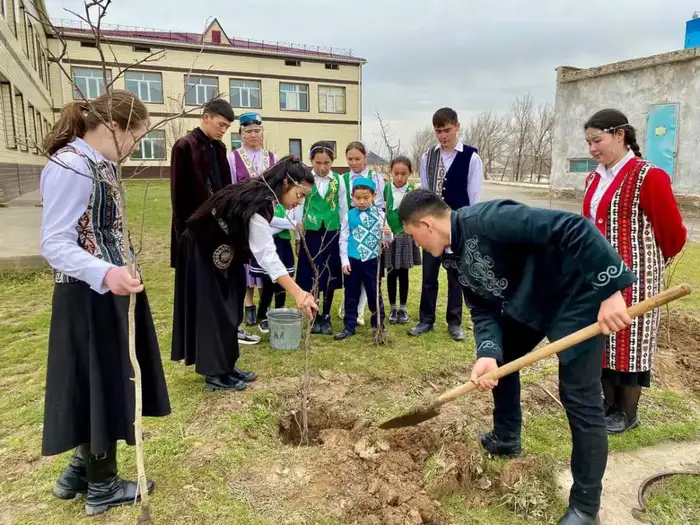Участие работников образования в акции по посадке саженцев подчеркивает важность экологического сознания в обществе Туркестанской области Атырау