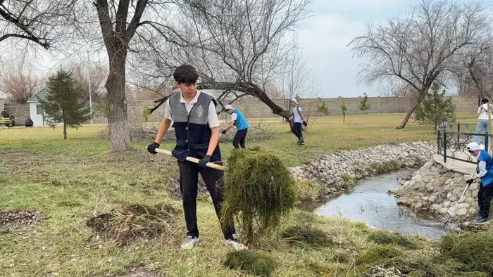 Молодые стражи чистоты: казахстанцы очищают водоемы в рамках акции «Мөлдір бұлақ» Атырау