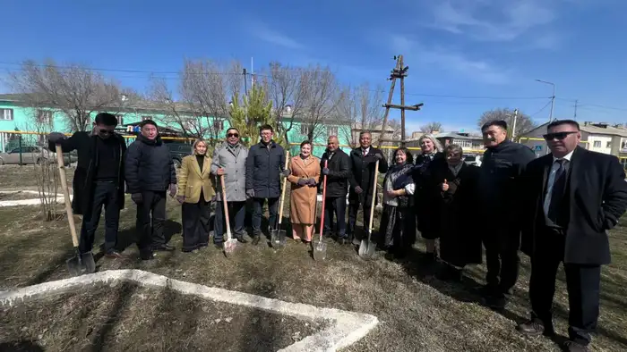 Сообщество Алатау объединяется для высадки деревьев в рамках экологической акции «Аллея референдума - 2026» Атырау