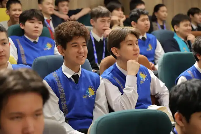 Министр просвещения Жулдыз Сулейменова наградила победителей республиканской олимпиады (3)