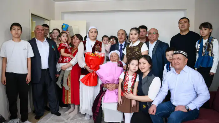 Аким Западно-Казахстанской области поздравил семью Беккалиевых с праздником Амал, подчеркивая важность семейных ценностей в международном контексте Атырау