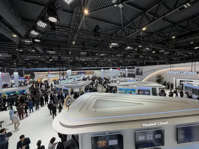 Вице-министр транспорта РК принял участие в MWC Barcelona 2026 (3)