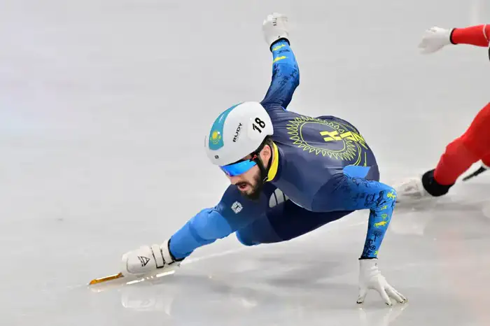 Казахстанская сборная на чемпионате мира по шорт-треку Атырау