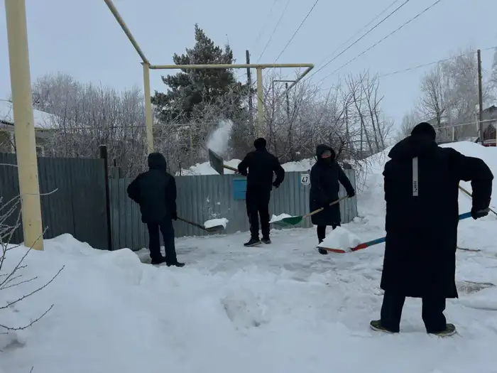 В Денисовском районе волонтёры помогают пенсионерам Атырау
