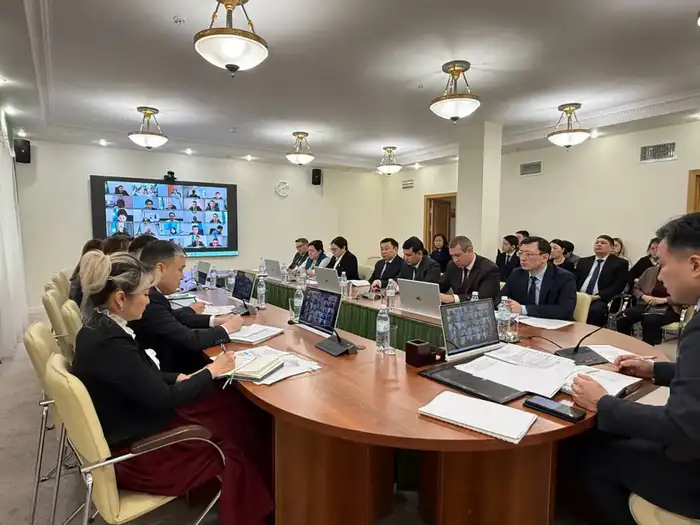 Министр труда РК провел совещание по вопросам цифровизации социальных услуг и защиты прав работников в опасных условиях труда Атырау