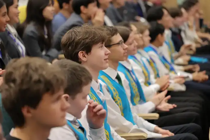 Звезды знания: Министр Жулдыз Сулейменова вручила награды талантливым учащимся республиканской олимпиады Атырау