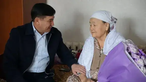 Аким Ордабасинского района поздравил матерей с Международным женским днем Атырау