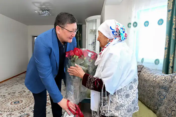 Аким области поздравил 104-летнюю Бижамал Каржаубаеву с Международным женским днем Атырау