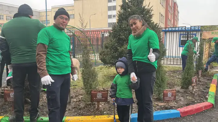 Сажая деревья, дети с родителями закладывают семена будущего в Алматы Атырау