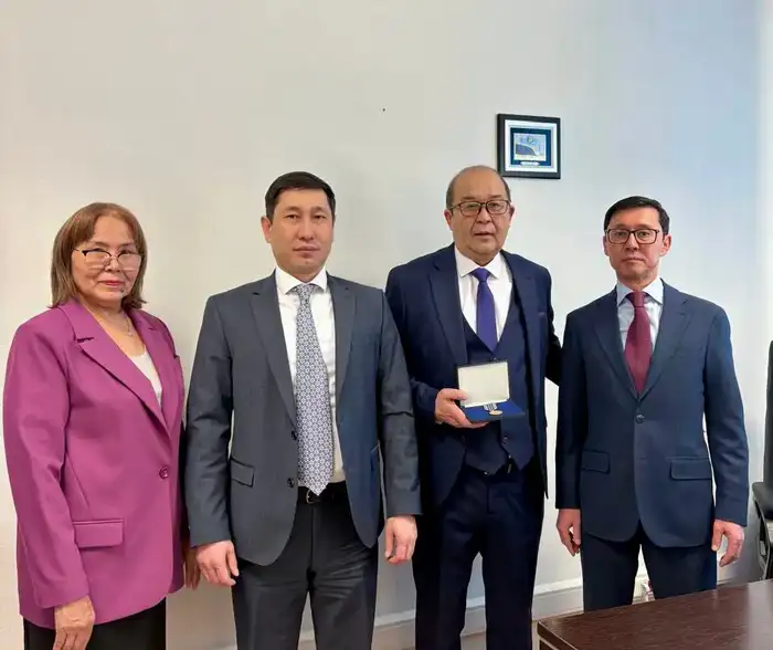 Ветеран финансовой системы Дуйсен Әділханов награжден медалью Еңбек ардагері Атырау