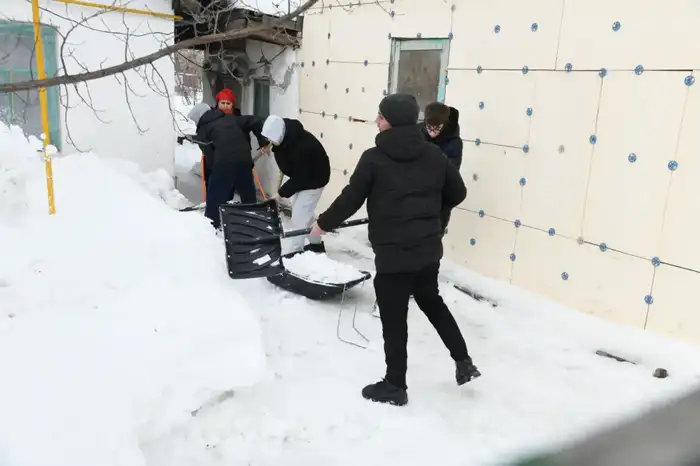 Активисты столичного Дома дружбы убрали снег во дворах пенсионеров (3)