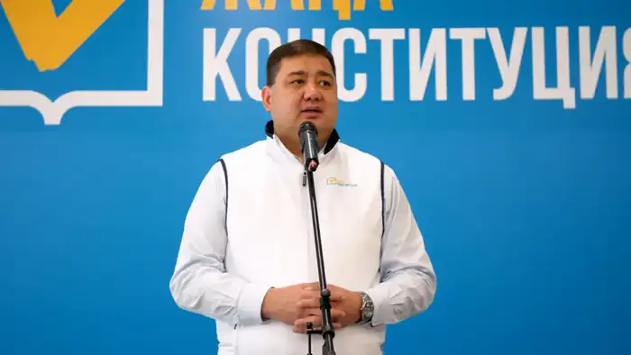 В Астане прошла акция в поддержку новой Конституции: около 500 участников, национальное дефиле и ярмарка Атырау