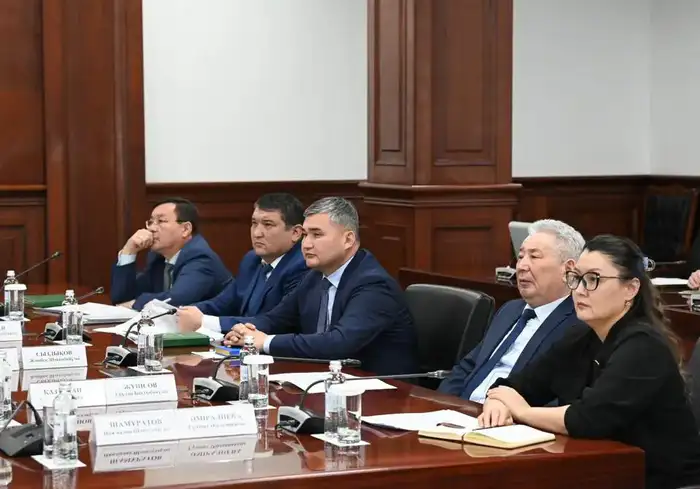 Премьер-министр Олжас Бектенов обсуждает готовность регионов к паводкам на республиканском штабе Атырау