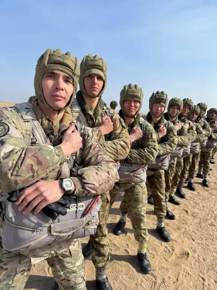 Первокурсники Военного института начинают практическую подготовку через учебные прыжки с парашютом Атырау