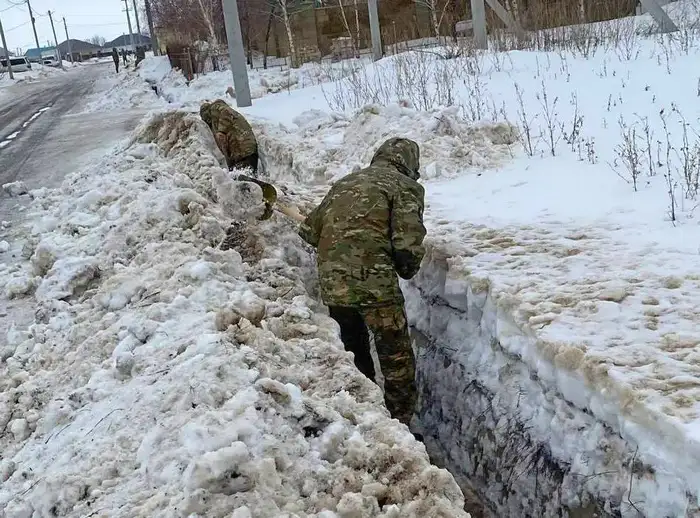 Уральск: военнослужащие очищают арыки от снега Атырау