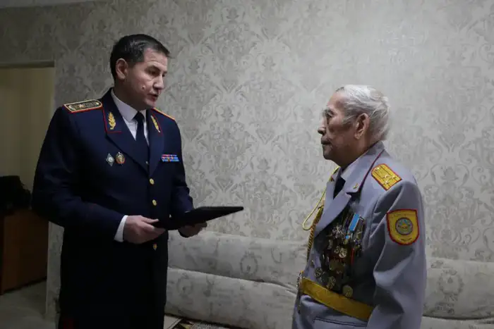 ”Спасибо за службу”: в ДП Актюбинской области чествовали представителей рабочих профессий и ветеранов Атырау